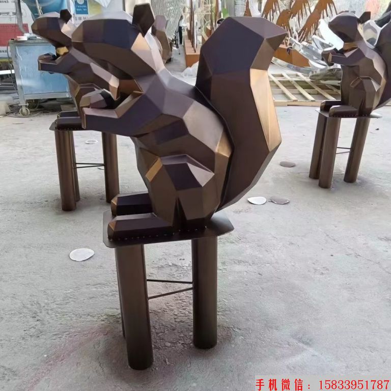 不锈钢仿铜切面松鼠雕塑，几何动物松鼠